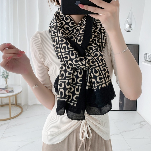 Modern női sál két színben figurális elemekkel