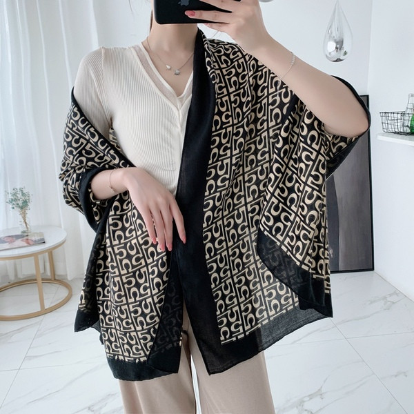 Modern női sál két színben figurális elemekkel