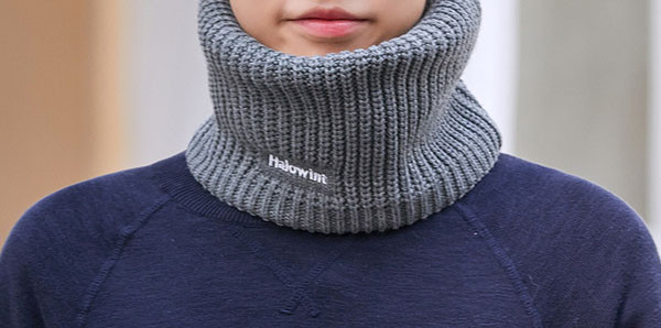 Kötött férfi sál, hímzéssel