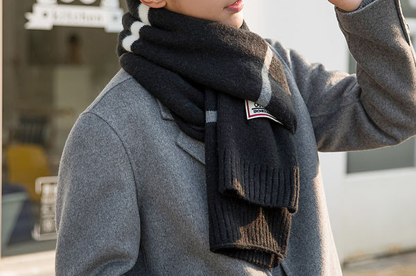 Modern férfi téli sál emblémával