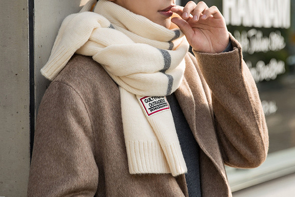 Modern férfi téli sál emblémával