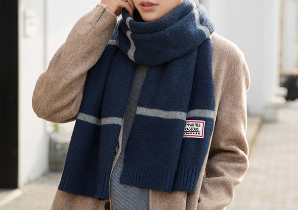 Modern férfi téli sál emblémával