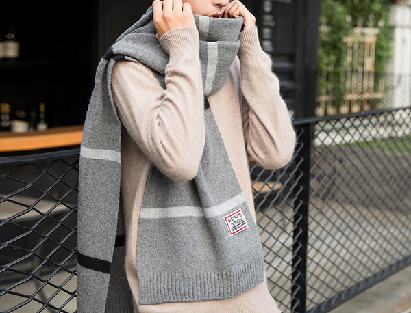 Modern férfi téli sál emblémával