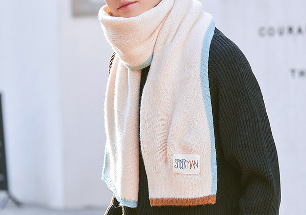 Téli férfi sál emblémával