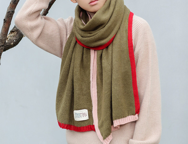 Téli férfi sál emblémával