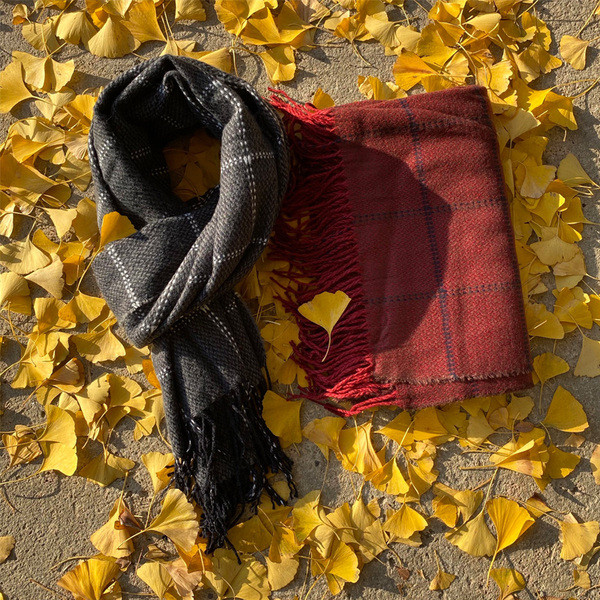 Modern férfi sál rojtokkal télre