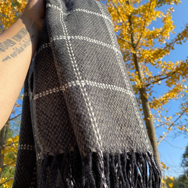 Modern férfi sál rojtokkal télre