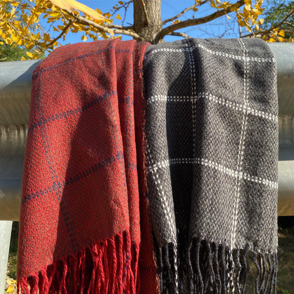 Modern férfi sál rojtokkal télre