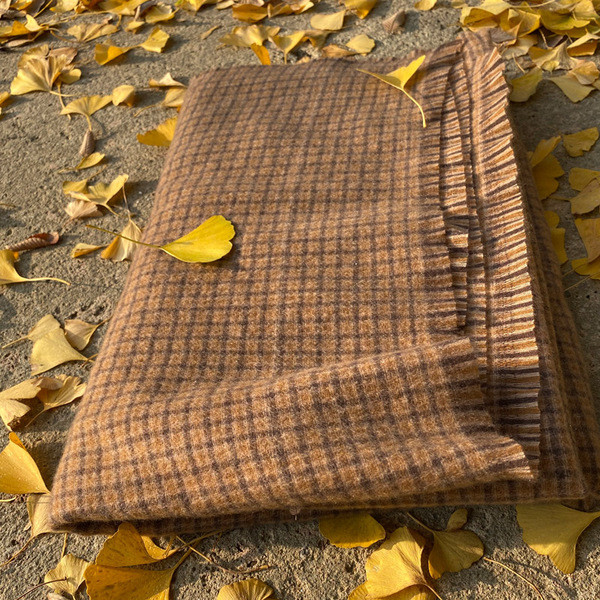 Őszre és télre alkalmas férfi alkalmi sál barna színben