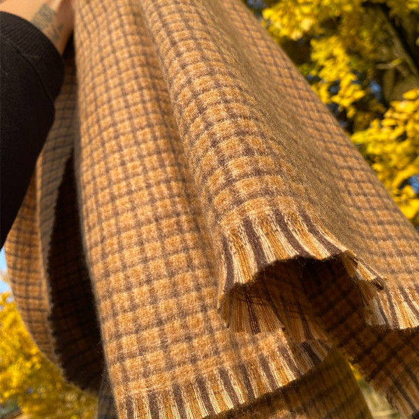 Őszre és télre alkalmas férfi alkalmi sál barna színben