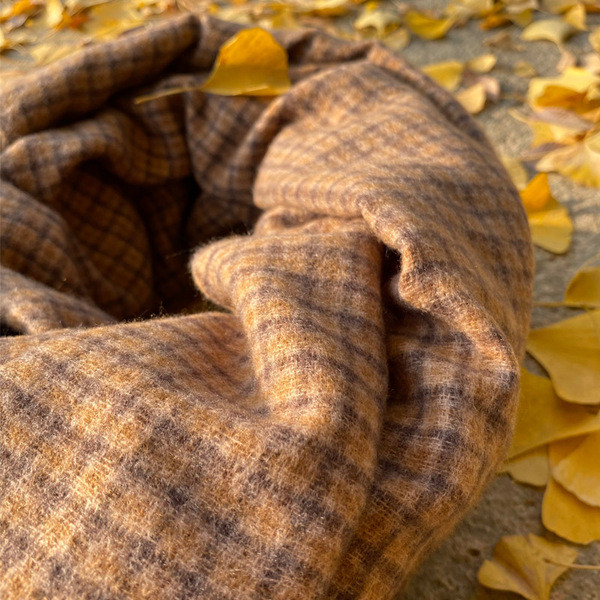 Őszre és télre alkalmas férfi alkalmi sál barna színben