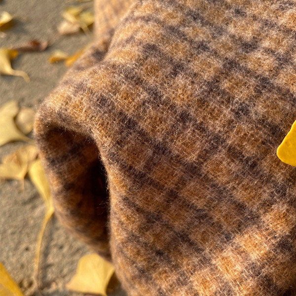 Őszre és télre alkalmas férfi alkalmi sál barna színben