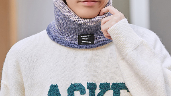 Színes férfi sál emblémával