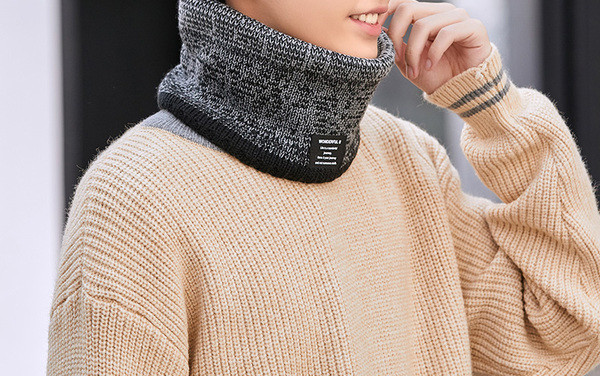 Színes férfi sál emblémával