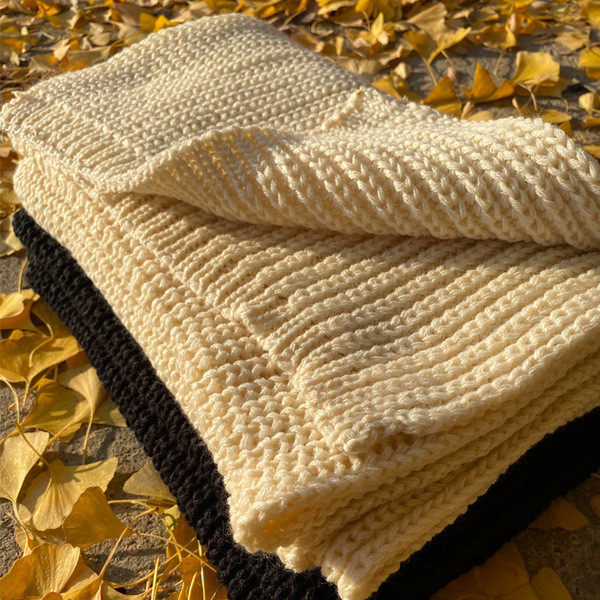 Alkalmi kötött téli sál fekete és bézs színben férfiaknak