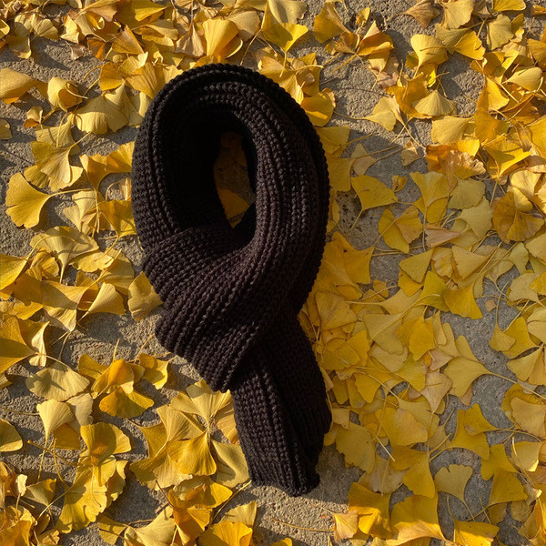 Alkalmi kötött téli sál fekete és bézs színben férfiaknak