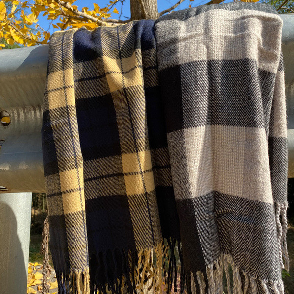 Alkalmi férfi kockás sál télre, rojtokkal