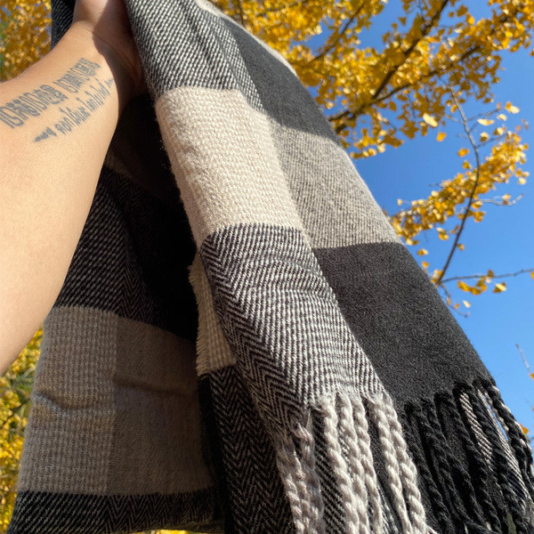 Alkalmi férfi kockás sál télre, rojtokkal