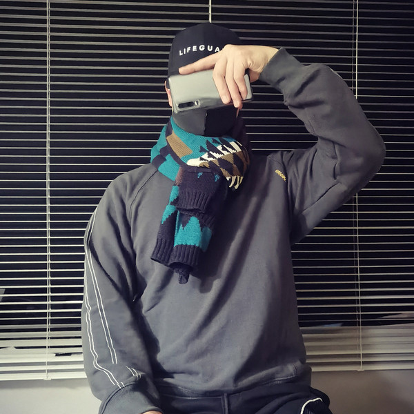 Kötött téli férfi sál színes motívumokkal