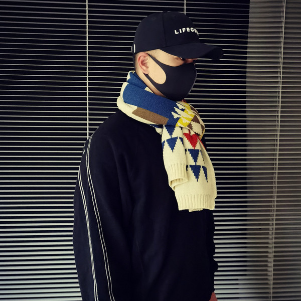 Kötött téli férfi sál színes motívumokkal