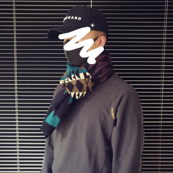 Kötött téli férfi sál színes motívumokkal