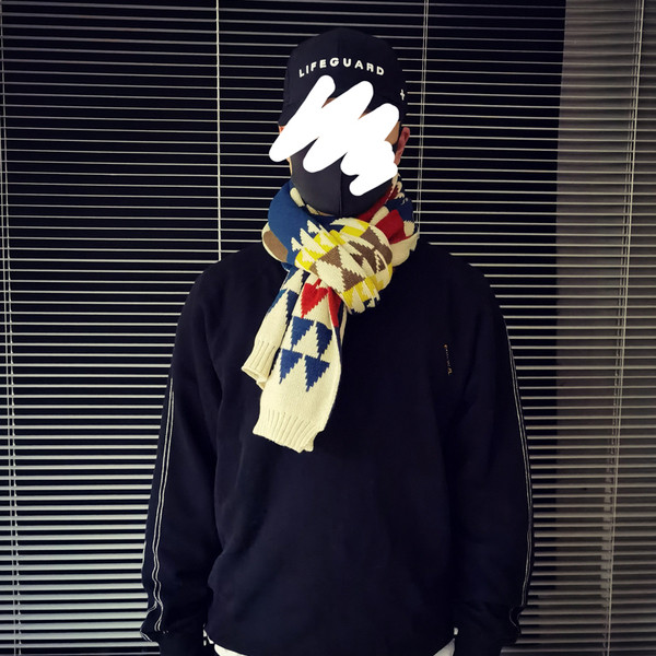 Kötött téli férfi sál színes motívumokkal