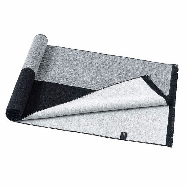 Aktuális férfi kendőtiszta modell