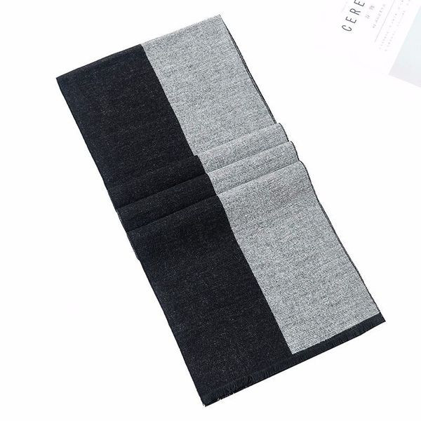 Aktuális férfi kendőtiszta modell