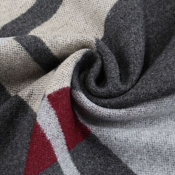 Aktuális, bojtos férfi sál