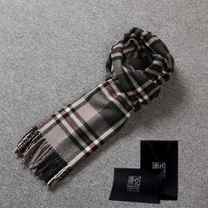 Modern, kockás férfi sál rojtokkal