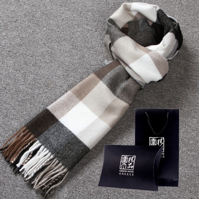 Modern, kockás férfi sál rojtokkal