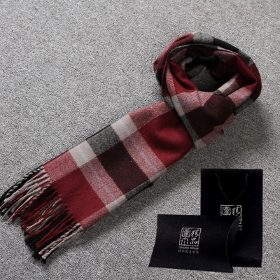 Modern, kockás férfi sál rojtokkal