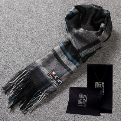 Modern, kockás férfi sál rojtokkal