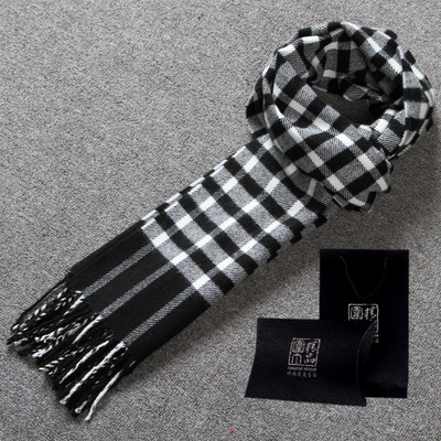 Modern, kockás férfi sál rojtokkal