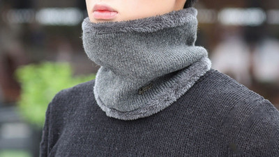 Moderna vīriešu šalle ar uzrakstu - vairāki modeļi