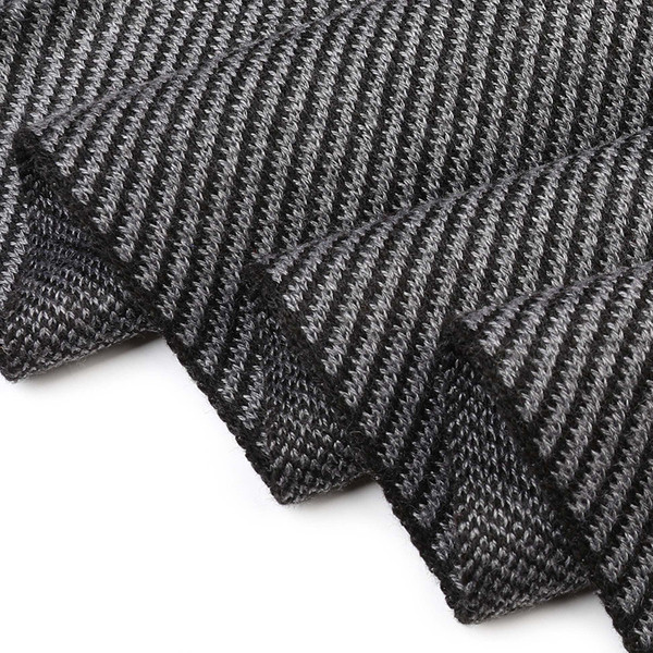 Modern férfi kockás sál emblémával