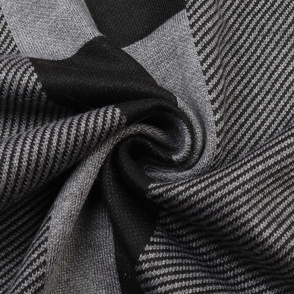 Modern férfi kockás sál emblémával