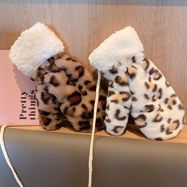 Leopárdmintás női pehelykesztyű
