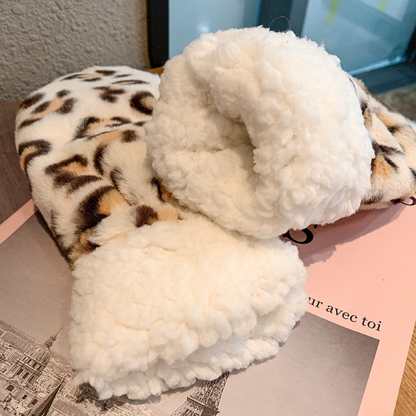 Leopárdmintás női pehelykesztyű