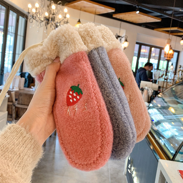 Női alkalmi kesztyű eper hímzéssel