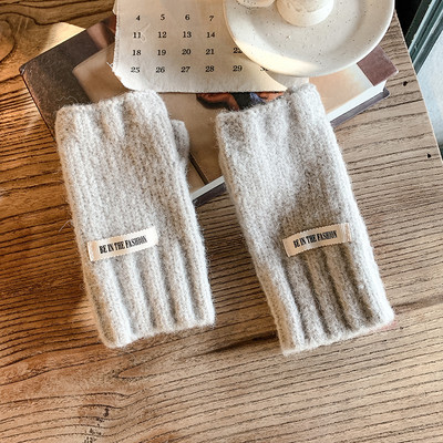 Naiste vabaajakindad embleemiga