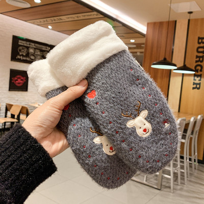 Hímzéssel ellátott női téli kesztyű