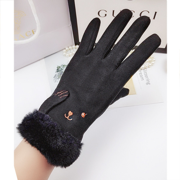 Puha női kesztyű pehellyel és hímzéssel