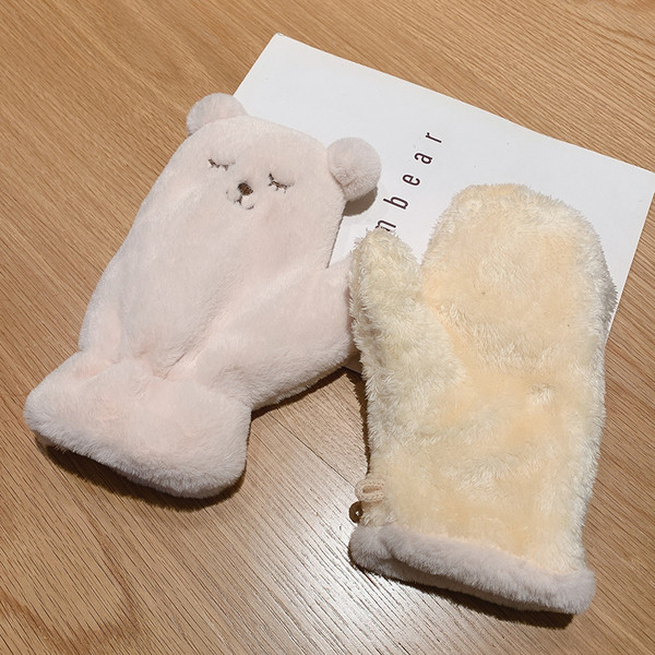 Női pehelykesztyű hímzéssel és 3D elemekkel