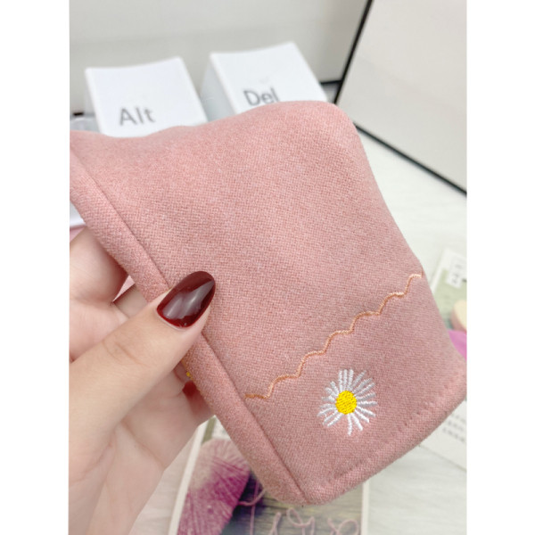 Női kesztyű öko velúrból és hímzett százszorszépből