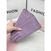 Női kesztyű hímzett felirattal