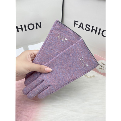 Női kesztyű hímzett felirattal