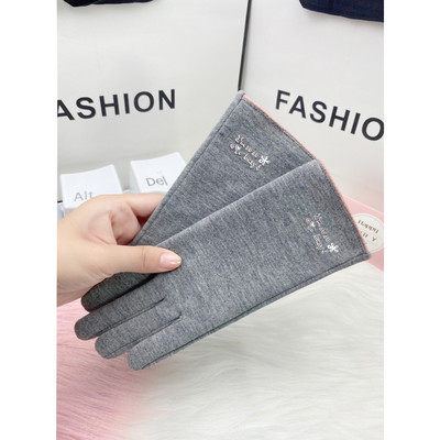 Női kesztyű hímzett felirattal