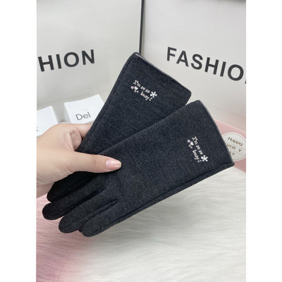 Női kesztyű hímzett felirattal