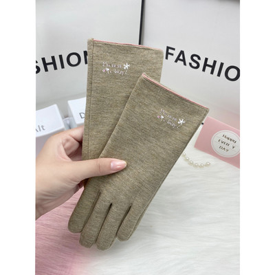 Női kesztyű hímzett felirattal